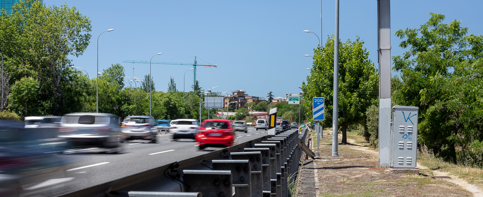 Autopista por la que hay mucha circulación y en la que se encuentra limitada la velocidad
