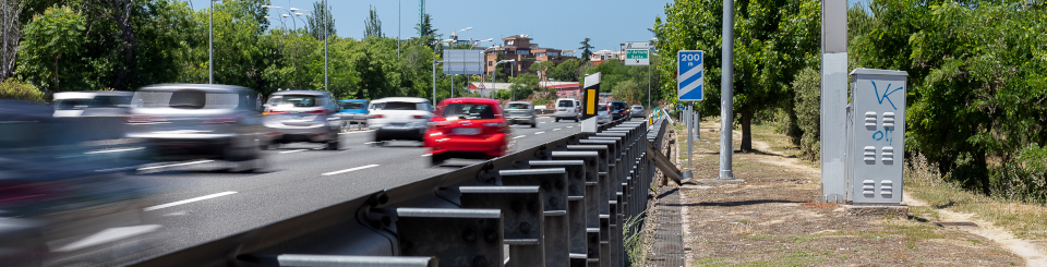 Autopista por la que hay mucha circulación y en la que se encuentra limitada la velocidad