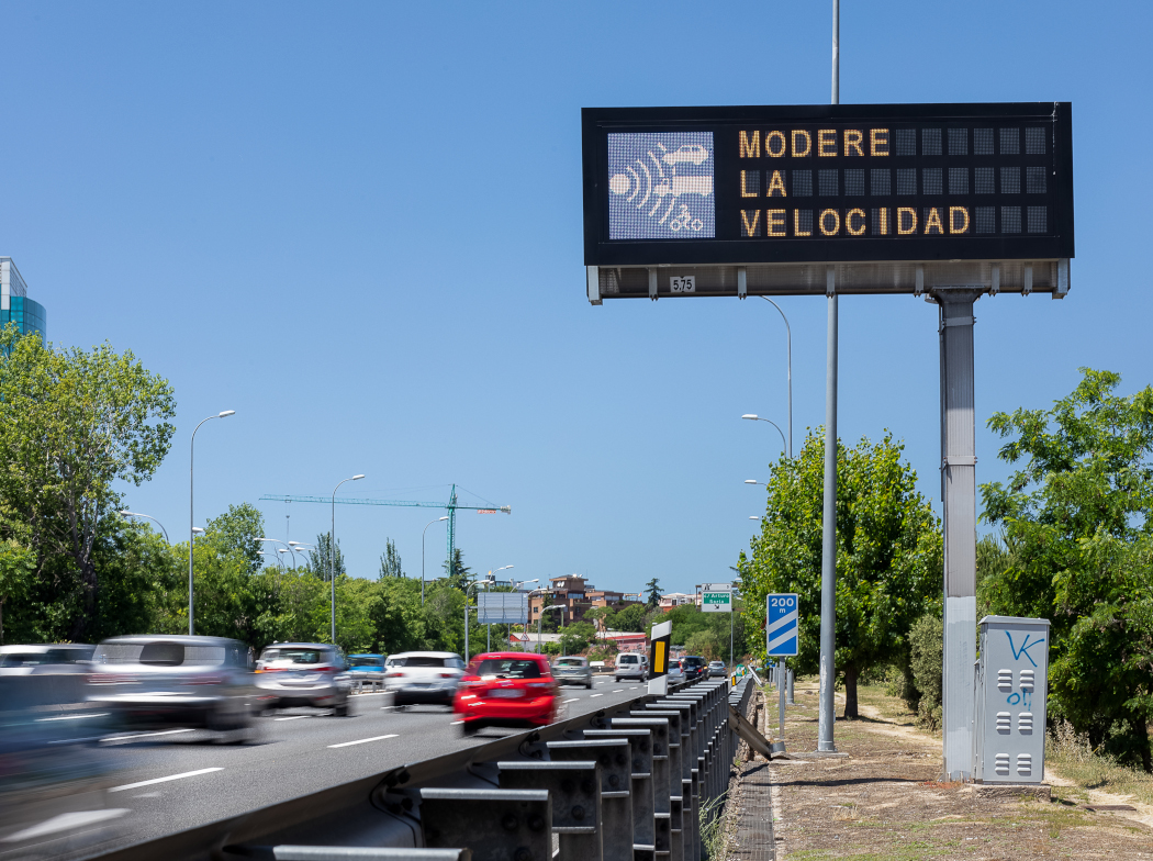 Autopista por la que hay mucha circulación y en la que se encuentra limitada la velocidad