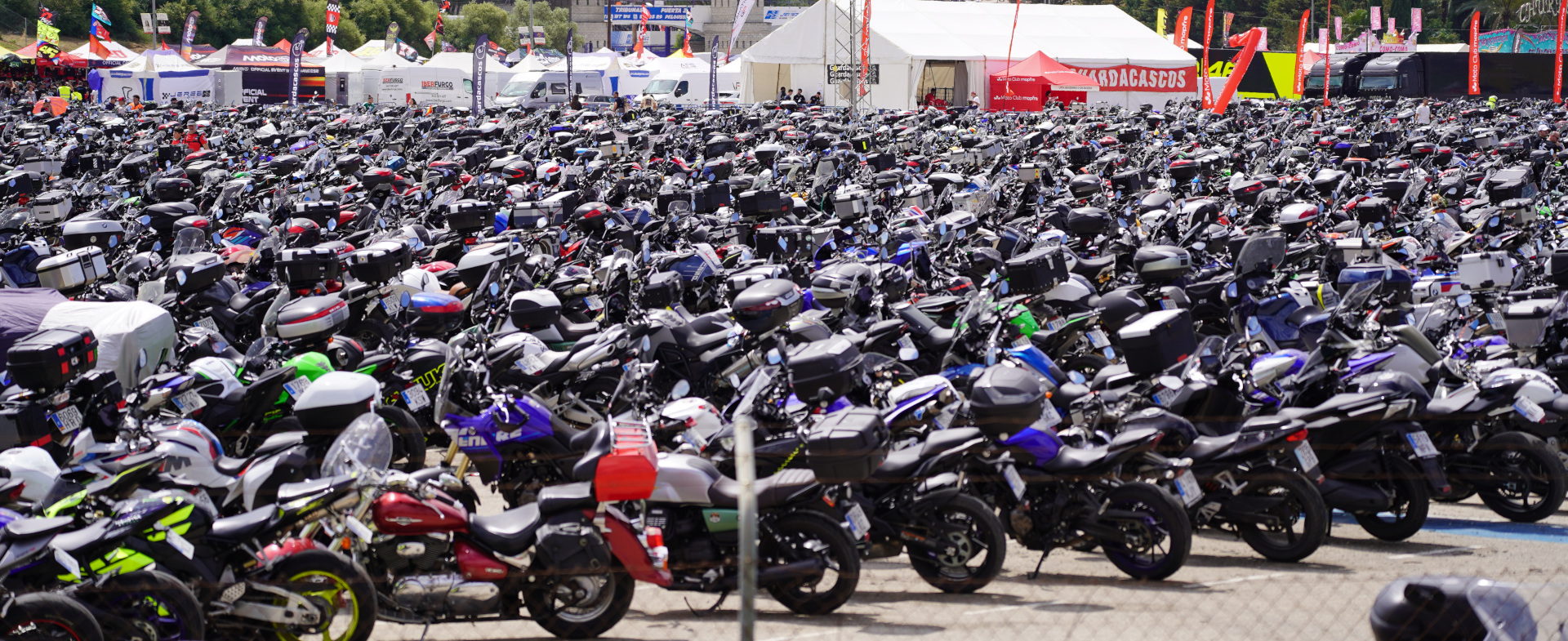 Aparcamiento de motos repleto en los alrededores del circuito de Jerez