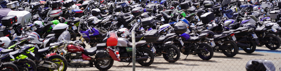 Aparcamiento de motos repleto en los alrededores del circuito de Jerez