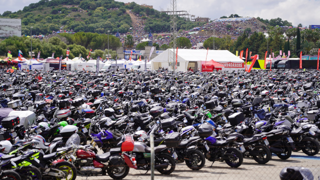 Aparcamiento de motos repleto en los alrededores del circuito de Jerez