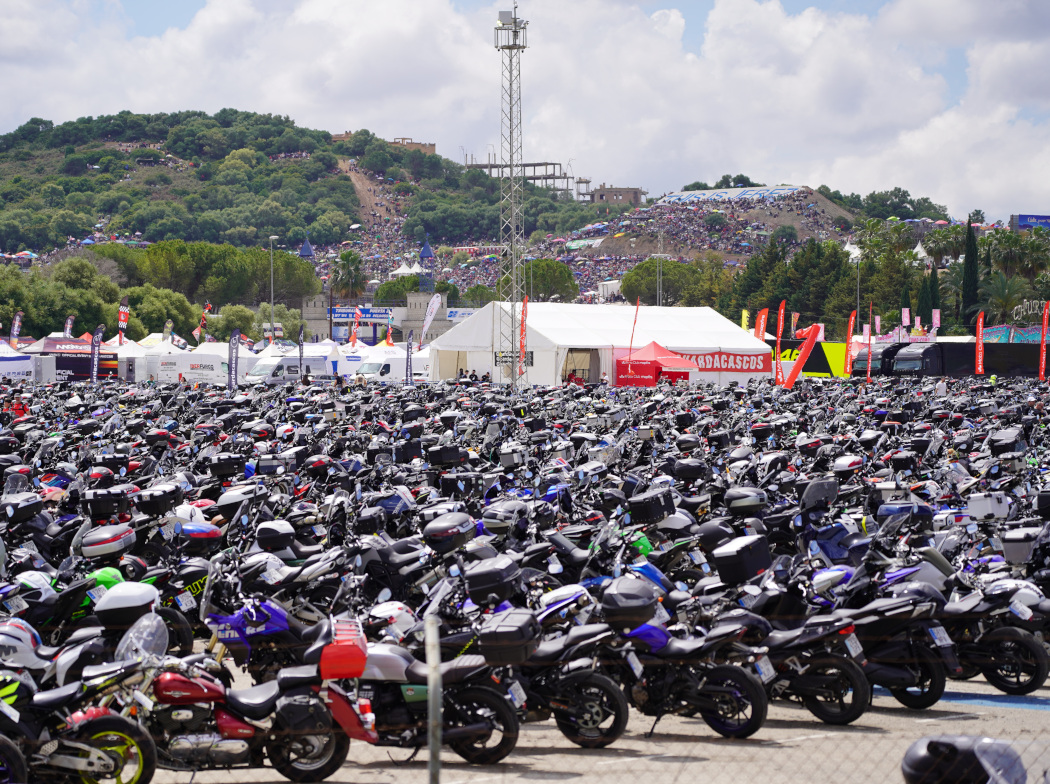 Aparcamiento de motos repleto en los alrededores del circuito de Jerez