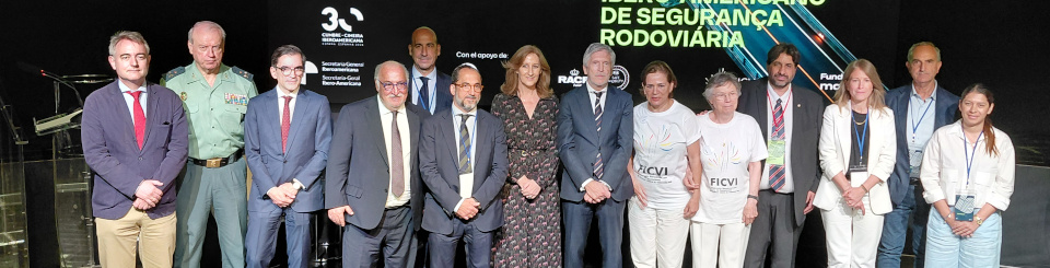 Asistentes al encuentro oficial "Hacia un Espacio Iberoamericano de Seguridad Vial" posan en una foto de grupo.