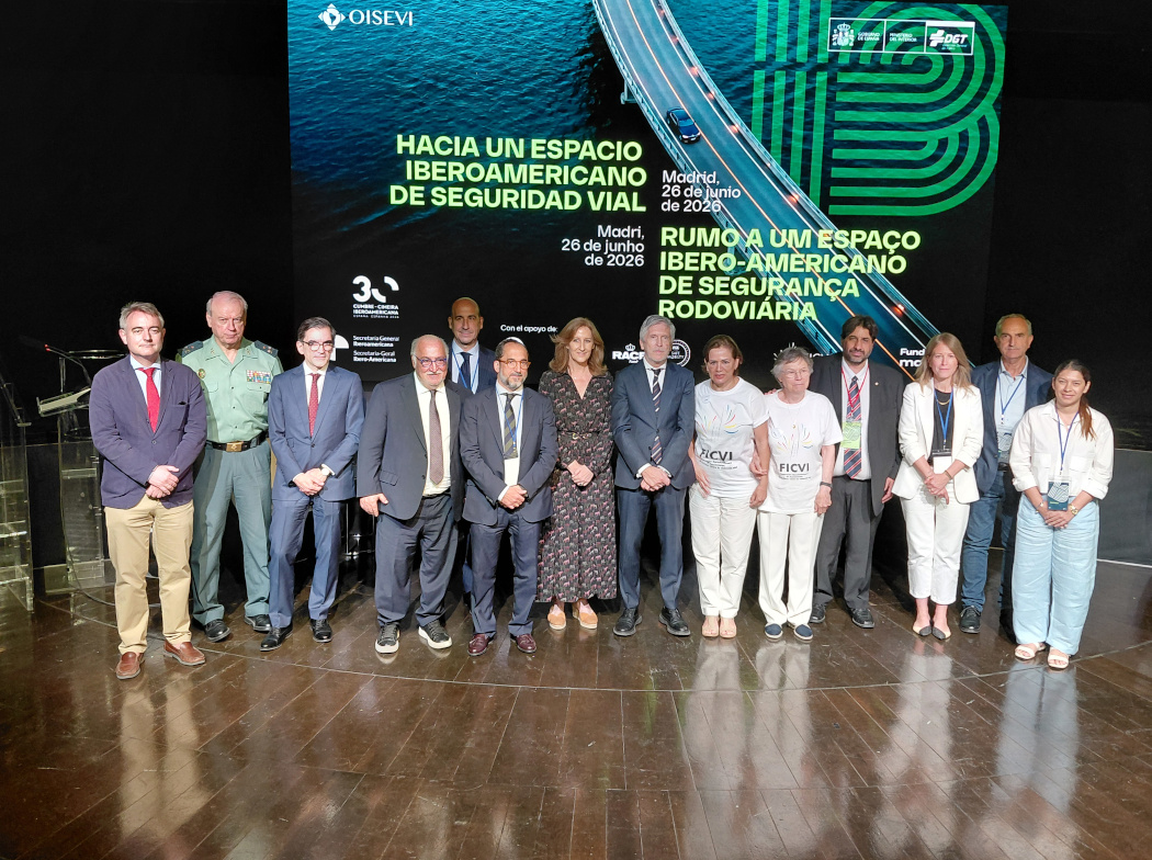 Asistentes al encuentro oficial "Hacia un Espacio Iberoamericano de Seguridad Vial" posan en una foto de grupo.