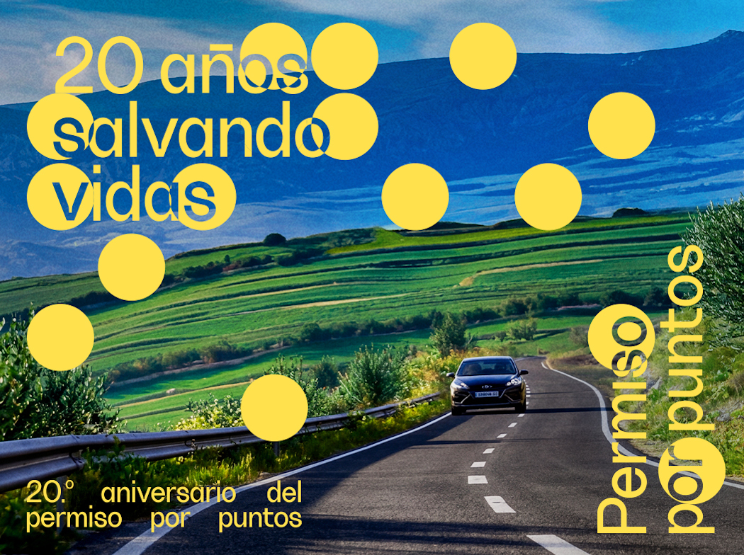 Coche de frente en una carretera con curvas y quitamiedos a la derecha. Se muestran textos en amarillo sobre la imagen