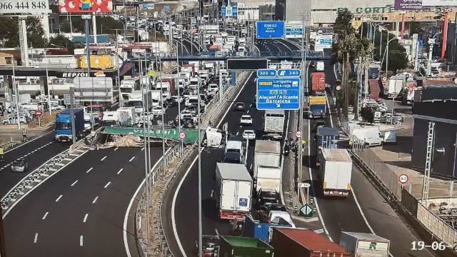 Autovía de Alicante de varios carriles transitada por vehículos. Entre dos de las vías hay un camión siniestrado en horizontal ocupando varios carriles.