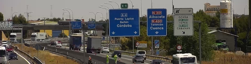 Vehículos circulando por la autopista A4 junto a un carril cortado por obras.