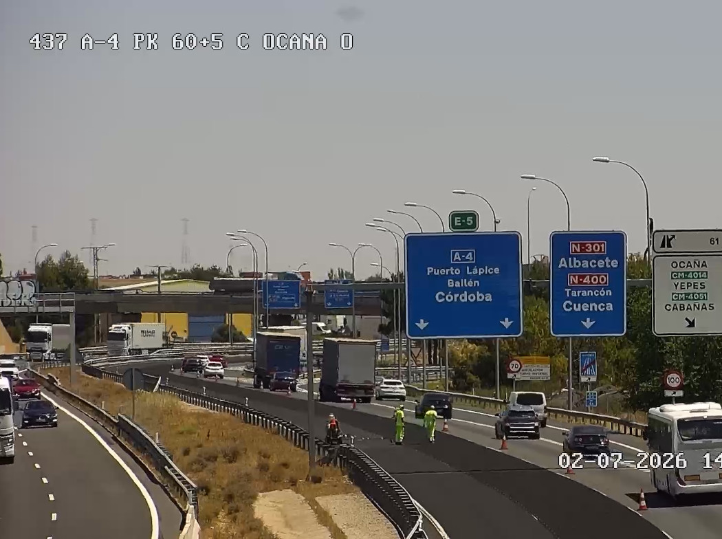 Vehículos circulando por la autopista A4 junto a un carril cortado por obras.