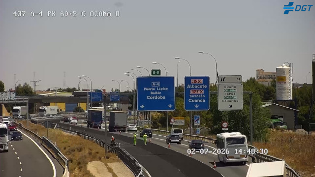 Imagen aérea de autopista A4 con diferentes vehículos circulando. Uno de los carriles no tiene circulación por obras y hay dos operarios con chalecos amarillos dentro.