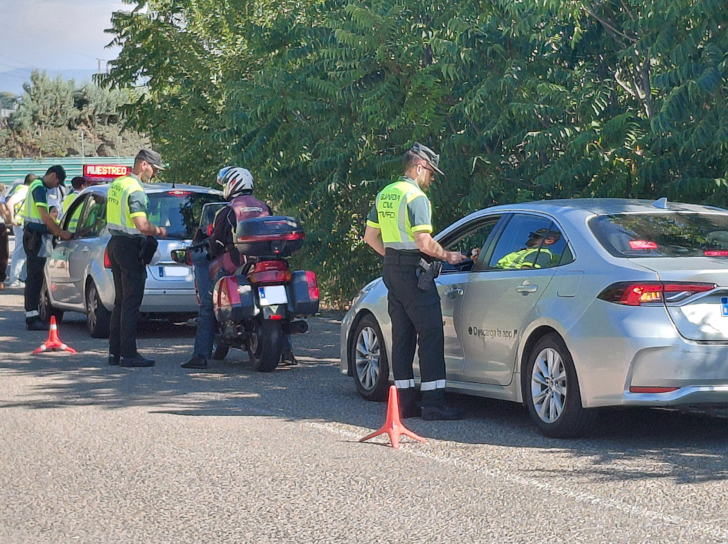 Dos coches y una motocicleta detenidos en un control de alcohol y drogas de la Guardia Civil