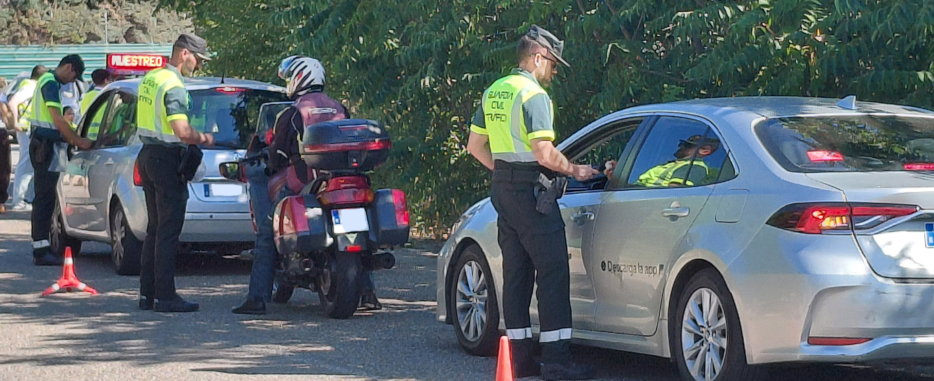 Dos coches y una motocicleta detenidos en un control de alcohol y drogas de la Guardia Civil