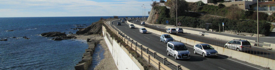 Carretera de costa cerca de la playa
