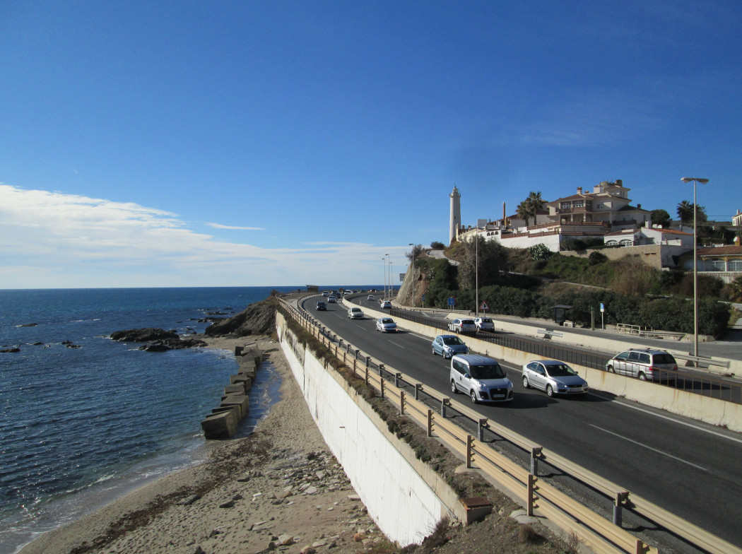 Carretera de costa cerca de la playa