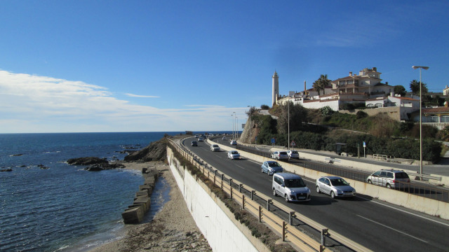 Carretera de costa cerca de la playa