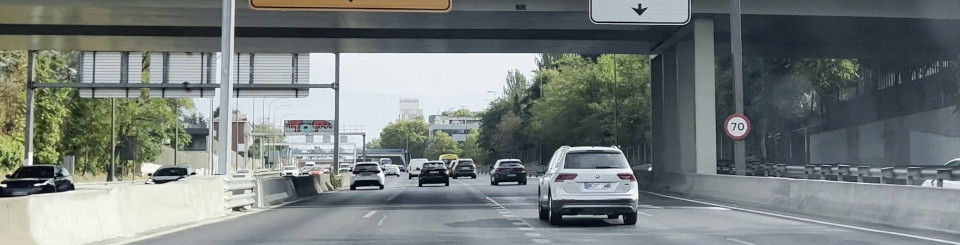 Vehículos circulando por la autopista.