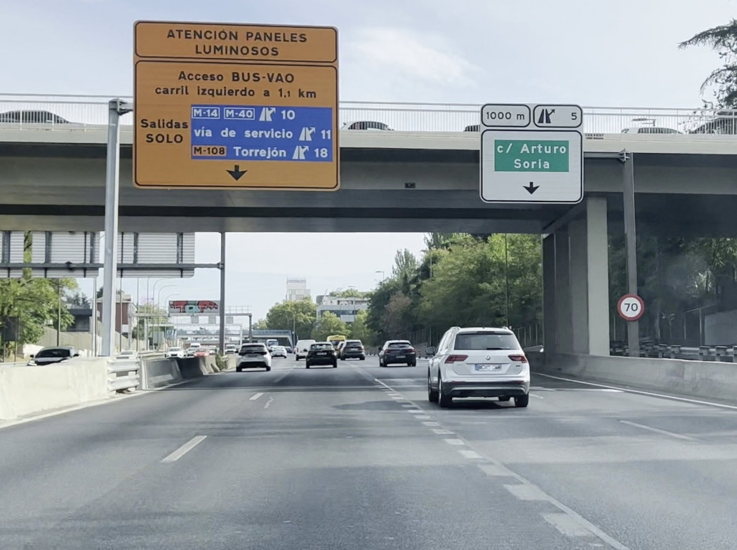 Señales en autopista que indican acceso al carril BUS-VAO y salida hacia Arturo Soria.