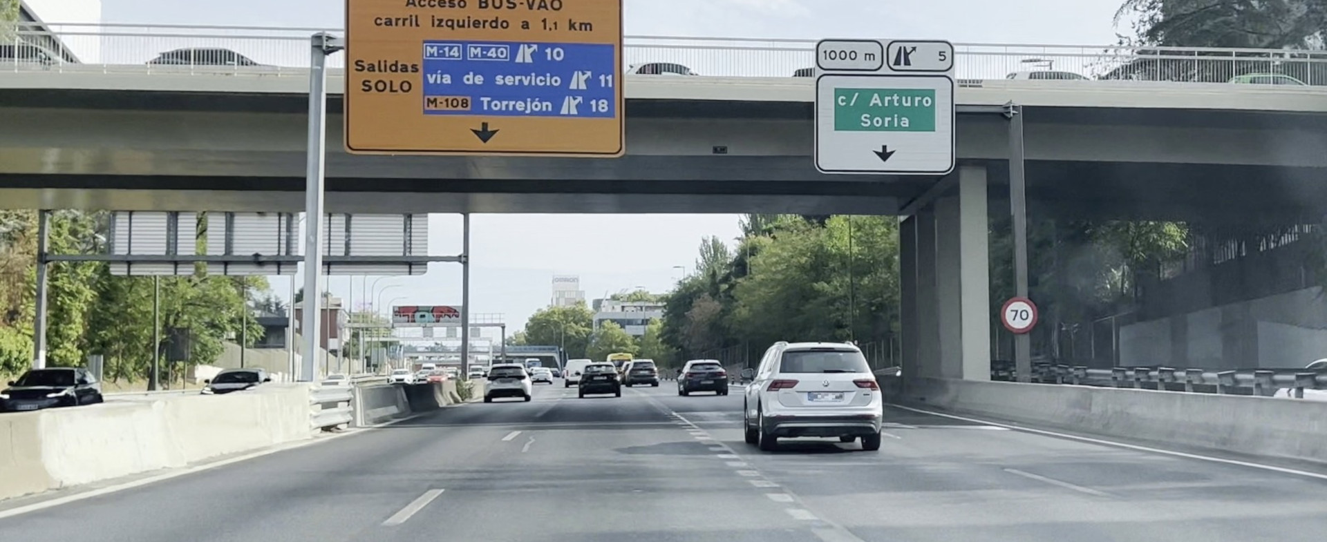 Señales en autopista que indican acceso al carril BUS-VAO y salida hacia Arturo Soria.
