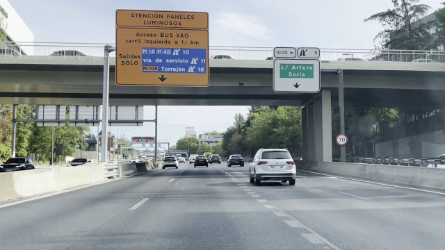 Señales en autopista que indican acceso al carril BUS-VAO y salida hacia Arturo Soria.