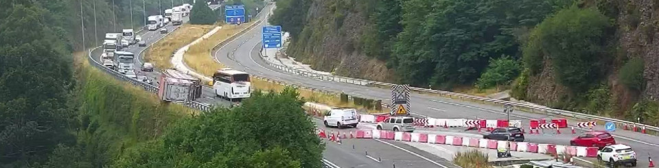 Accidente en carretera de montaña con un camión volcado