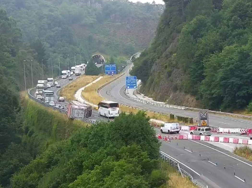 Accidente en carretera de montaña con un camión volcado