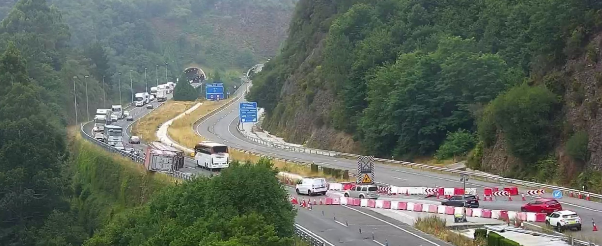 Accidente en carretera de montaña con un camión volcado