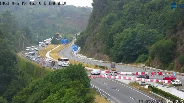 Accidente en carretera de montaña con un camión volcado