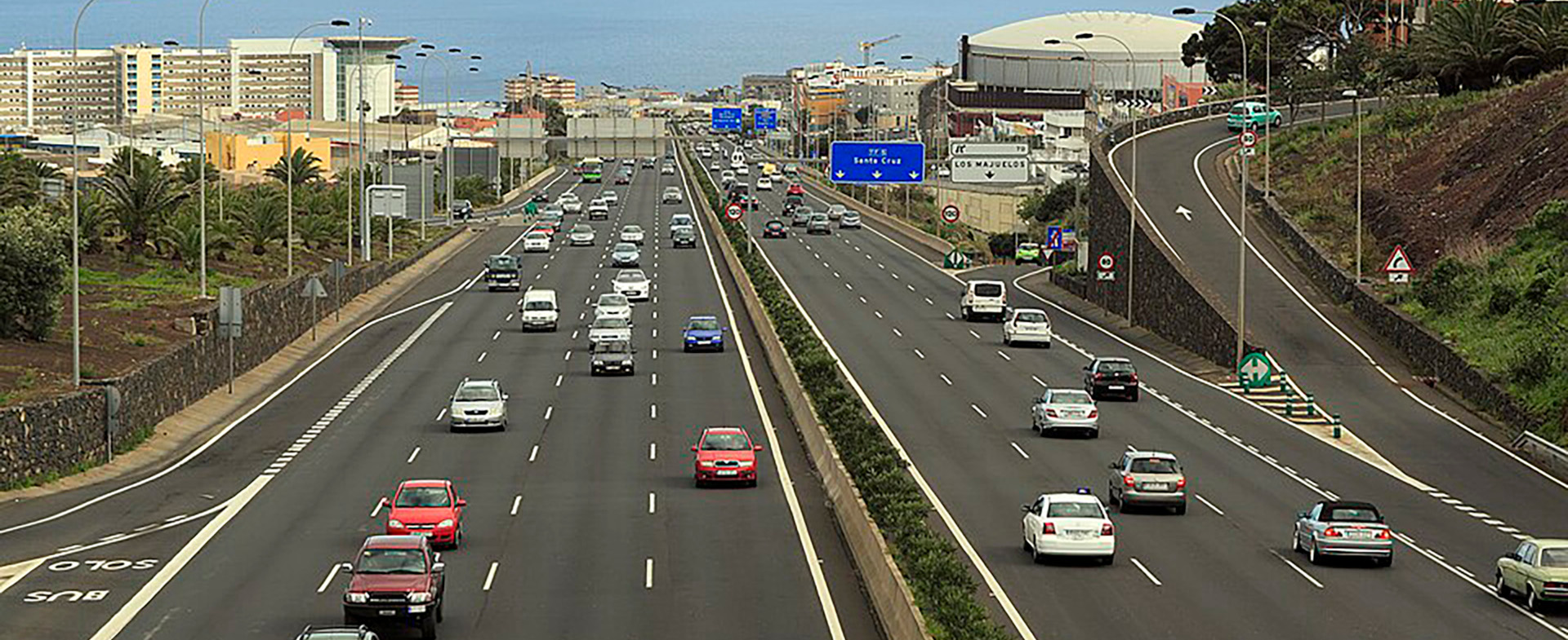 carretera de varios carriles repleta de coches
