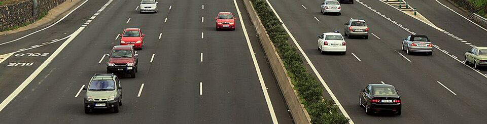 carretera de varios carriles repleta de coches