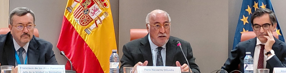Pere Navarro presentando las jornadas en una mesa acompañado de otros profesionales de la DGT