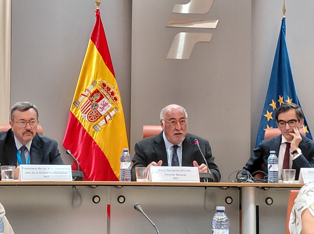 Pere Navarro presentando las jornadas en una mesa acompañado de otros profesionales de la DGT