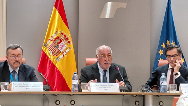 Pere Navarro presentando las jornadas en una mesa acompañado de otros profesionales de la DGT