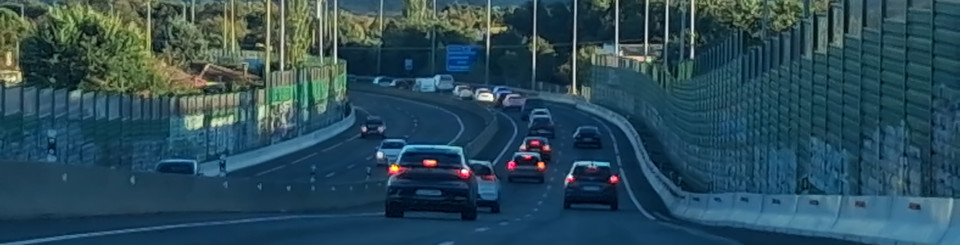 Autopista con vehículos circulando