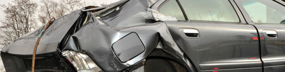 Coche siniestrado con la parte del maletero destrozada