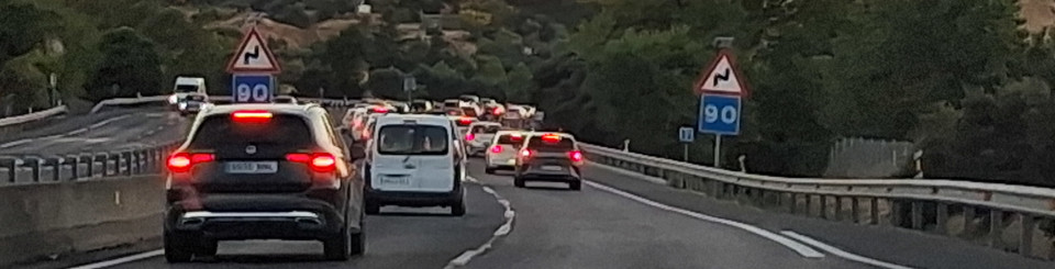 Vehículos circulando por una autopista al atardecer