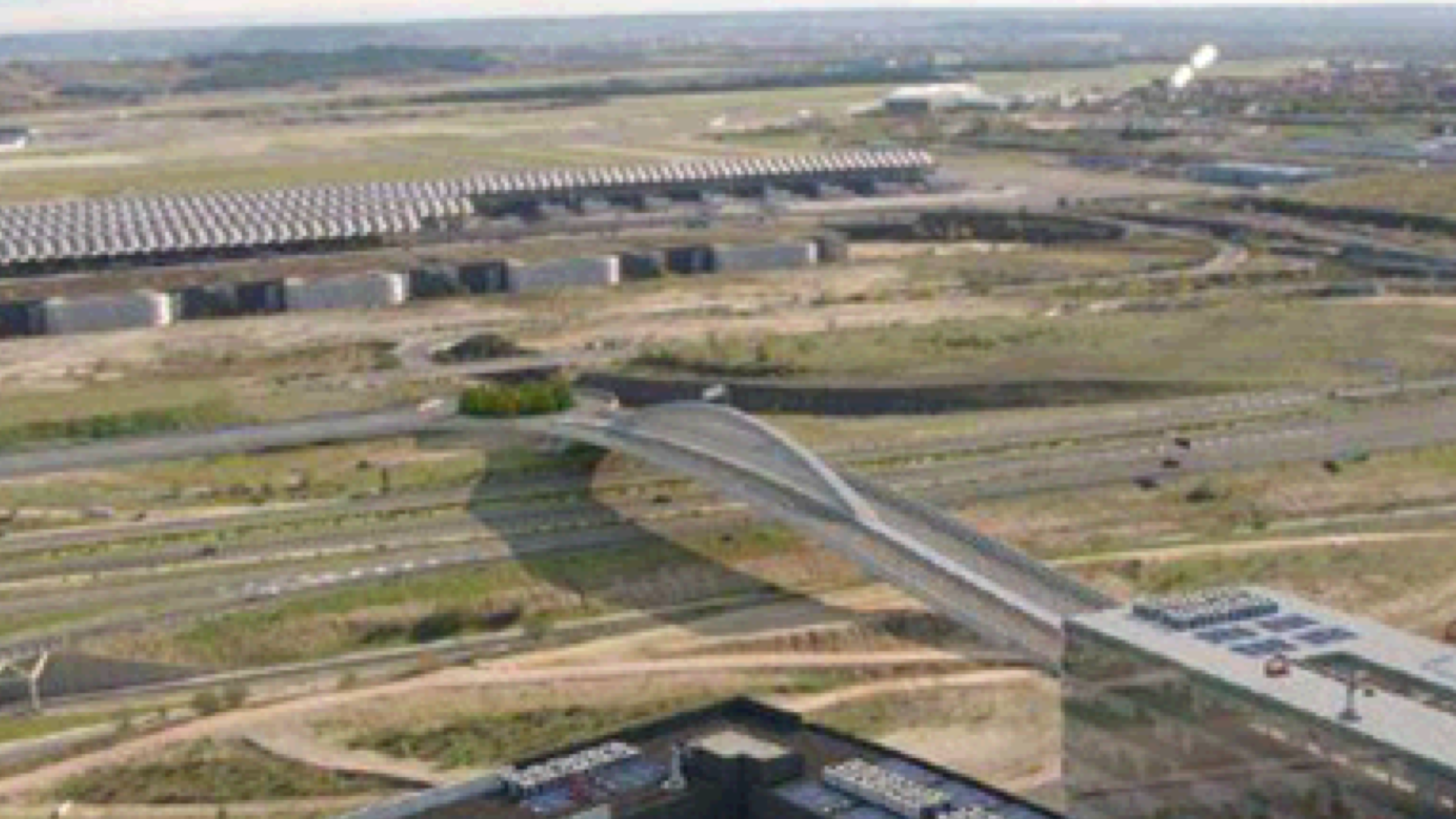 Cortada al tráfico la carretera M-12 de acceso a la Terminal 4 del aeropuerto de Madrid-Barajas por el montaje de un puente