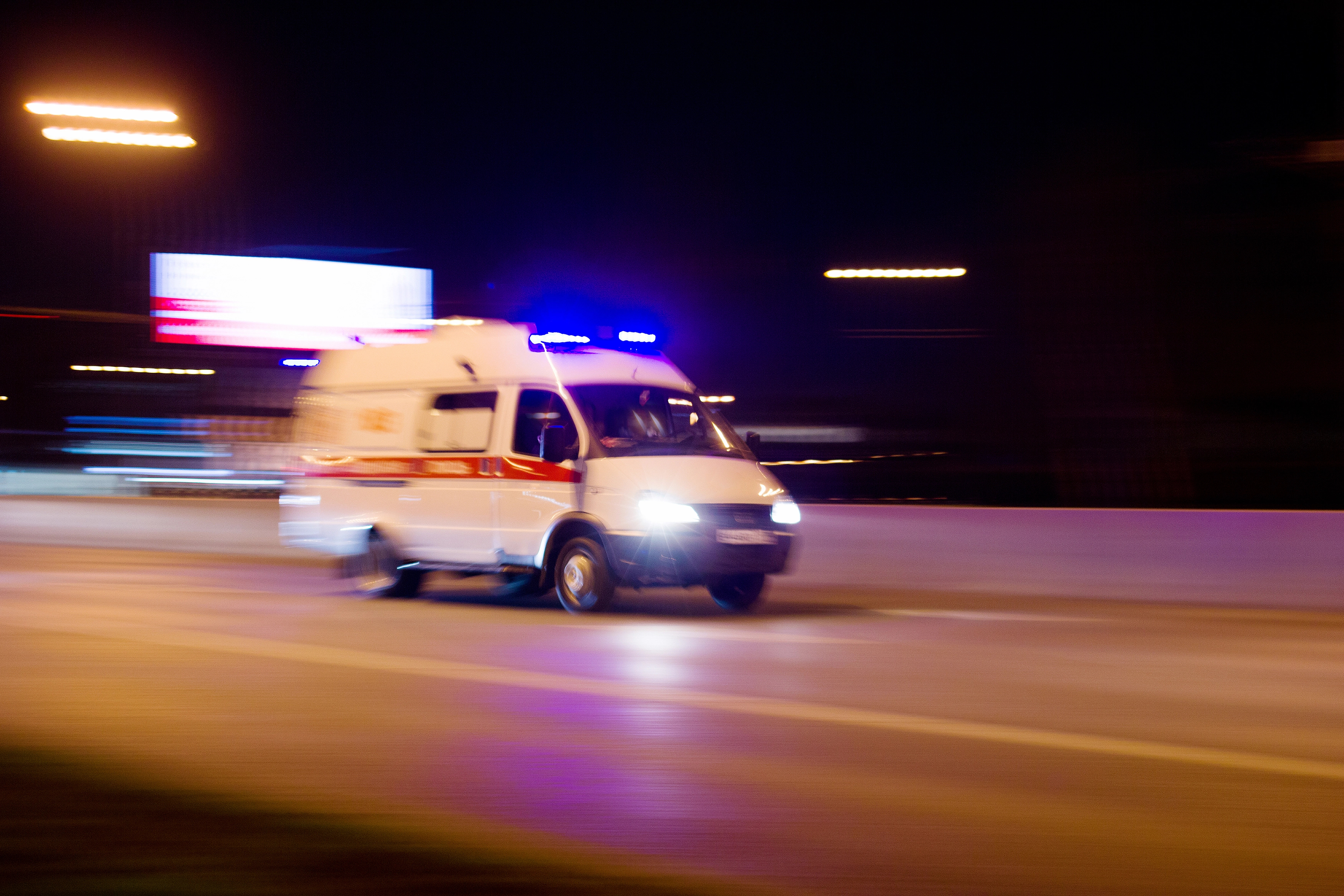 Imagen nocturna de ambulancia circulando por carretera