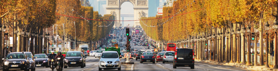 Carretera de París con vehículos