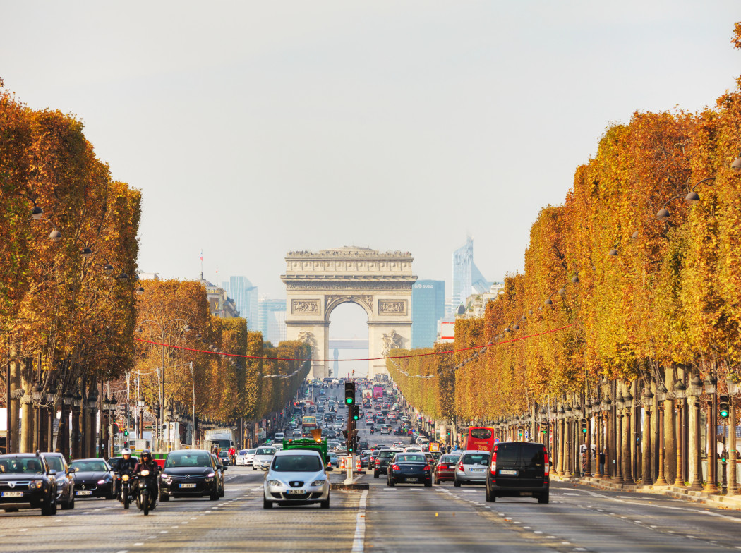 Carretera con coches de París