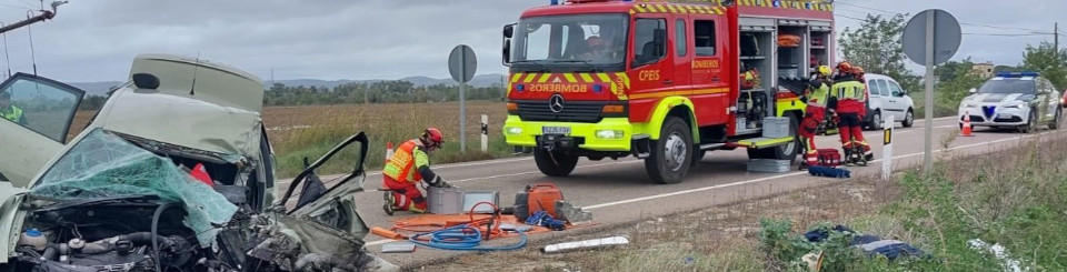 Vehículo de bomberos socorriendo un accidente de tráfico grave