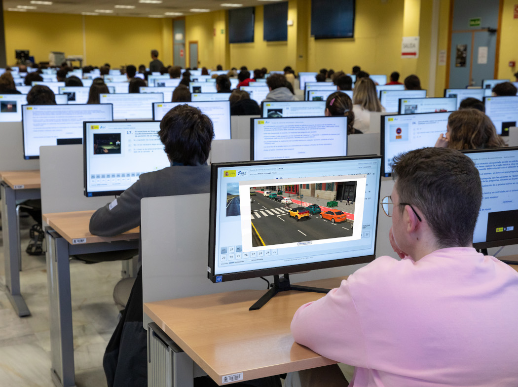 Alumnos en un aula frente a ordenadores