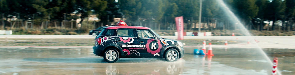 Vehículo en carretera de pruebas con conos