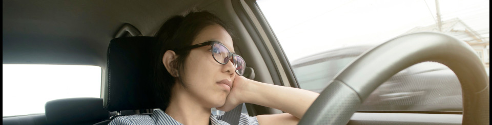 Vehículo en carretera de pruebas con conos