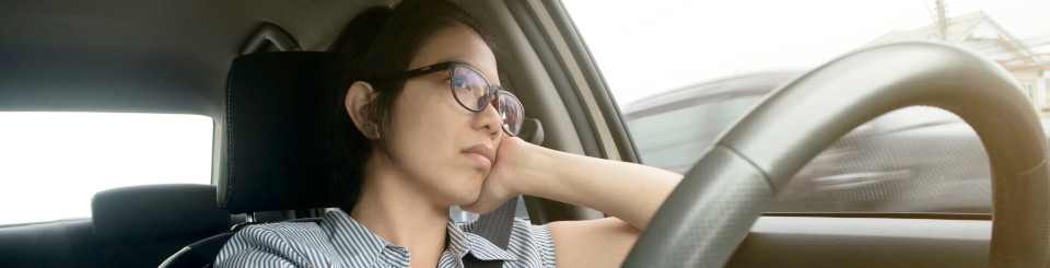 Vehículo en carretera de pruebas con conos