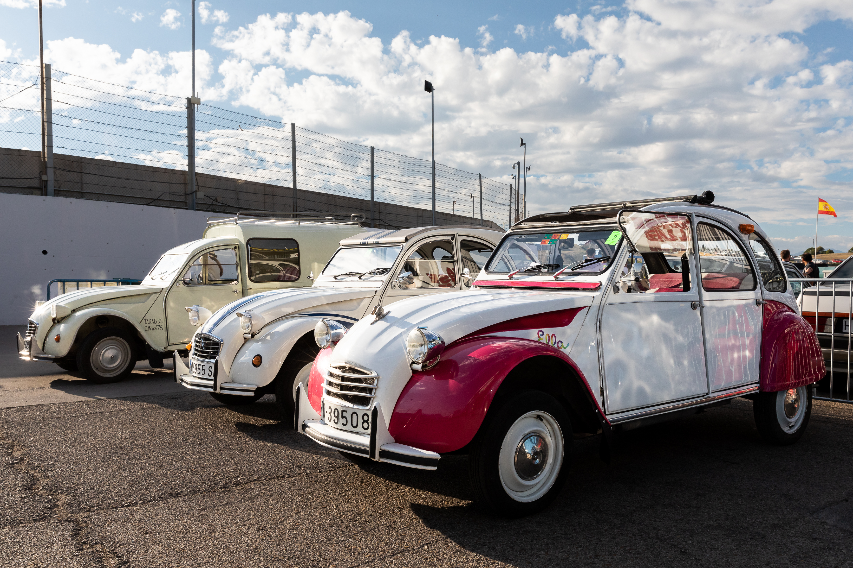 Vehículos históricos aparcados en línea