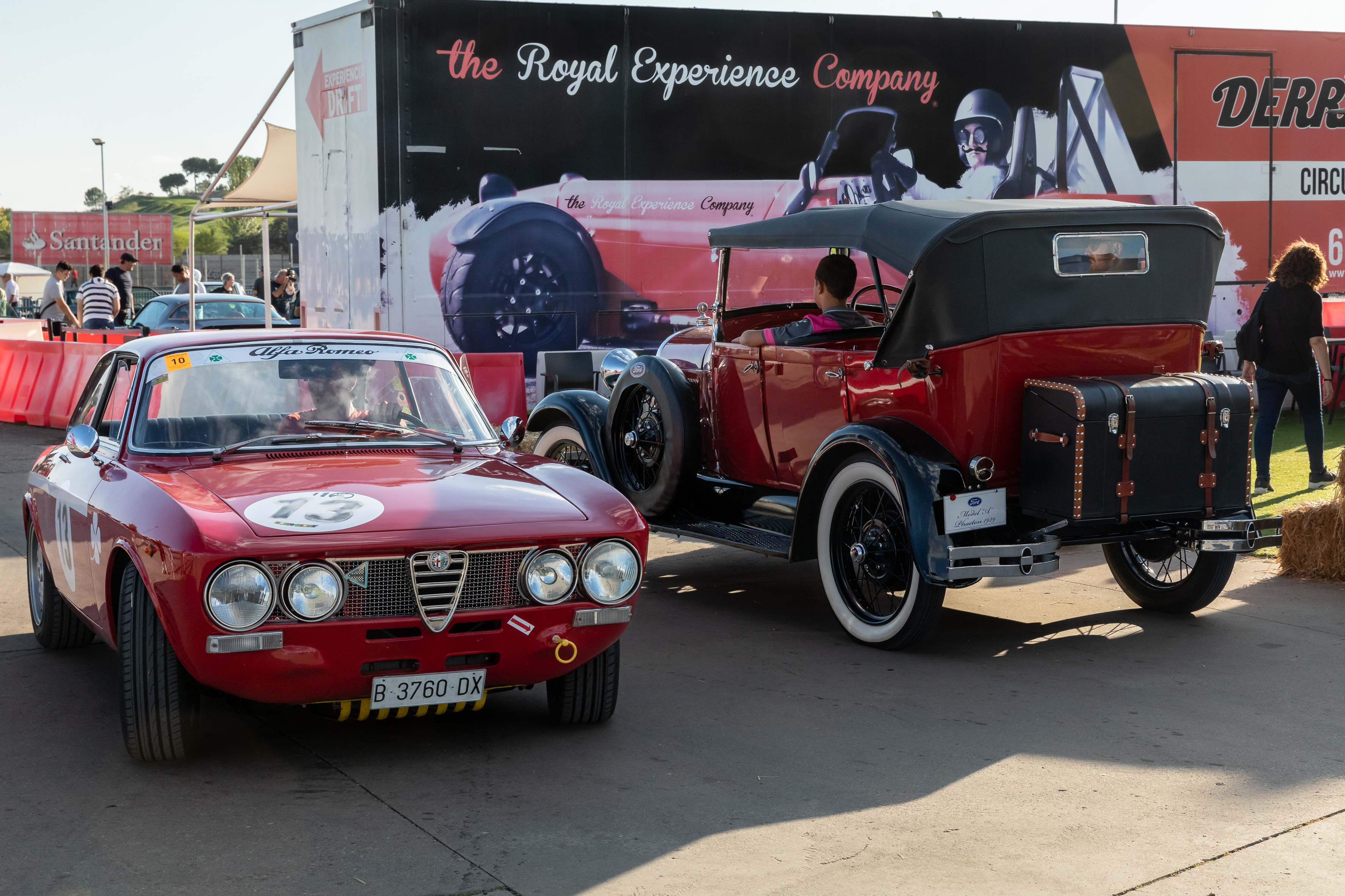 Vehículos históricos aparcados