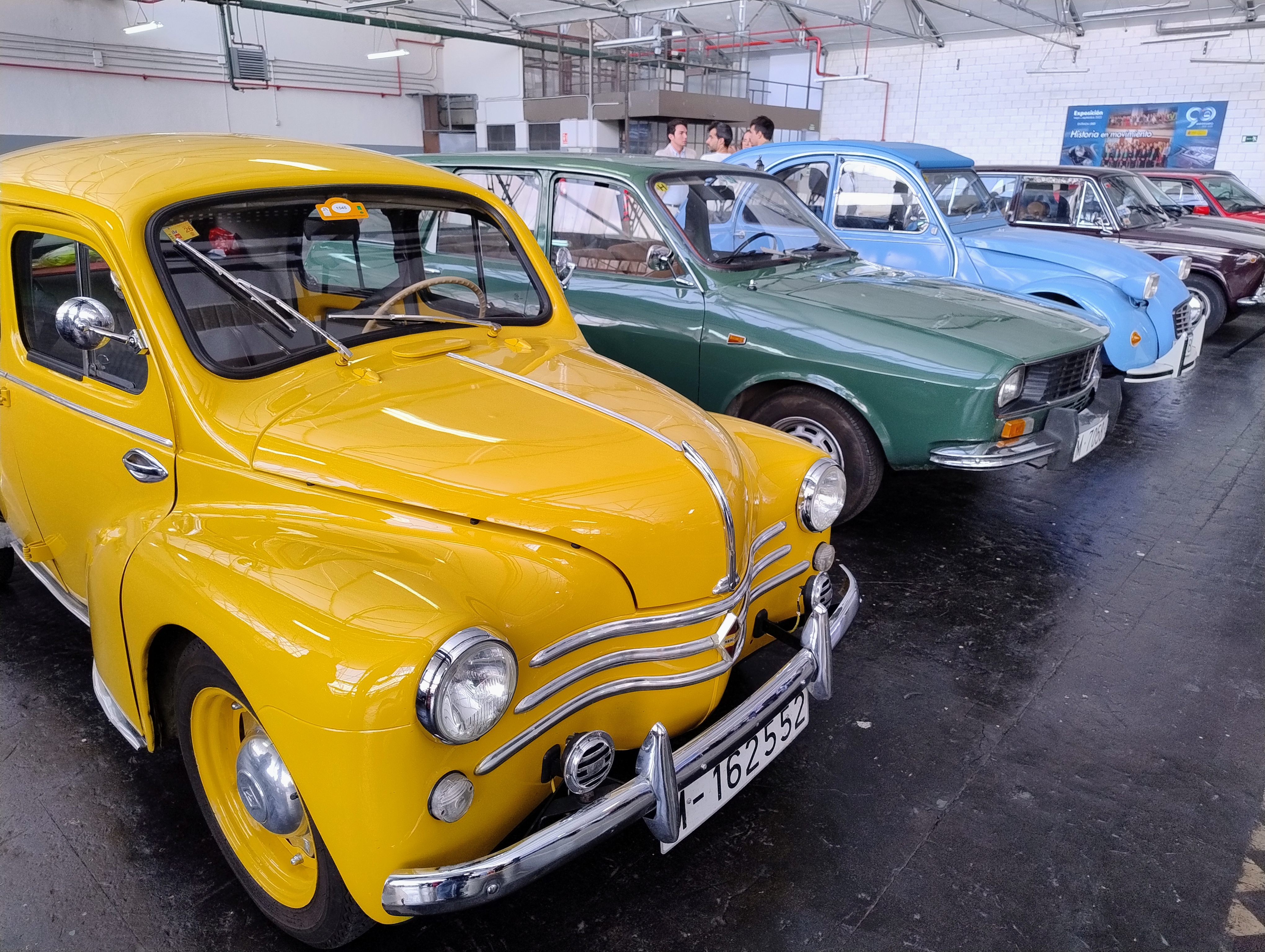 Vehículos históricos aparcados en un garaje