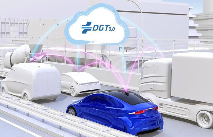 Imágen de un coche azul en una carretera gris rodeado de vehículos en gris. Encima una nube con el logo de la DGT 3.0, de la que salen líneas curva que conectan a la nube y a los vehículos entre ellos. 
