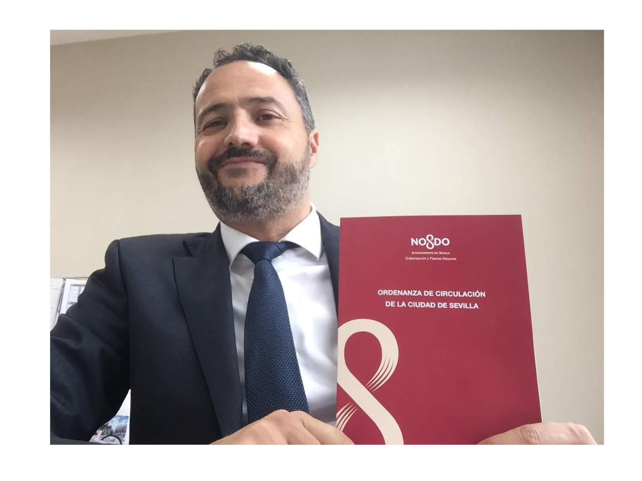 Foto de primer plano de la cara de Diego Gómez. Está sujetando un libro