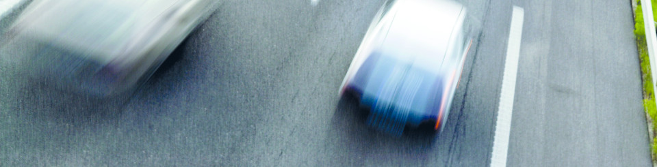 Imágenes borrosas captadas de dos vehículos en una autovía por la velocidad